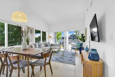 Image de Coastal Chic Apt - Minutes from Evert Tennis Academy & Osprey Point Golf Course