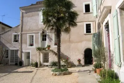 Image de Grande Villa ancienne avec piscine au coeur de la ville de Capestang (sur le Canal du Midi)
