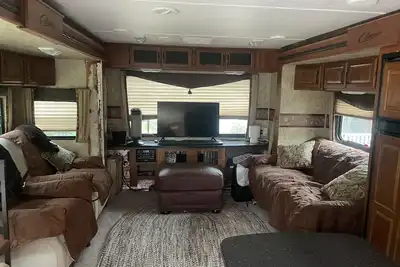 Image de Very comfortable 32 foot Camper Trailer with 3 slide outs