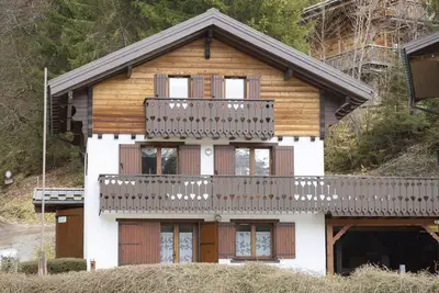 Image de Chalet \"Le Ptit Grenier\" avec vue sur la montagne, terrasse privée et Wi-Fi