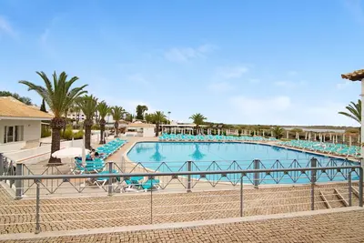 Image de Appartement \"Golden Ocean\" avec piscine partagée, Wi-Fi et climatisation