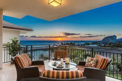 Image de Welcome to Hale Leilani! Nestled between exotic gardens and shimmering koi ponds