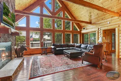 Image de Waterfront, Hand-Crafted Log Cabin |Sandy Beach |Dock |5200 Sq Ft |3. 5 Acres |Stone Fireplace |Views