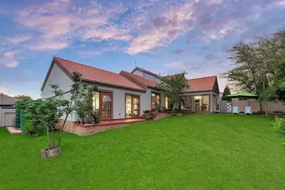 No loadshedding. Pet friendly. Best long stay discounts. 200mbps WiFi!