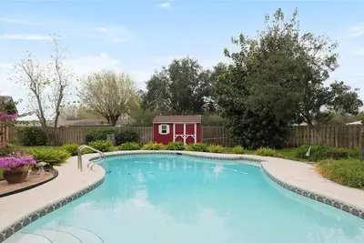 Image de Relax or Entertain in Our Beautiful Private Centrally Located Oasis