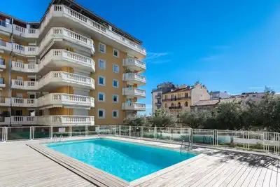 Image de Superbe appartement vue mer à 2 min de la plage, terrasse, piscine et parking!