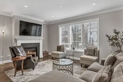 Image de Elegant Duplex with Chef's Kitchen Near Wrigley Field by AllSet Turnover