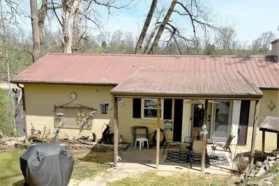 Image de Cabin located on lakeside with accessible boat dock.