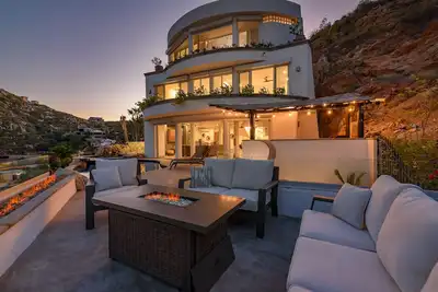 Hollywood House: Modern Architecture & Luxury in Pedregal Cabo.