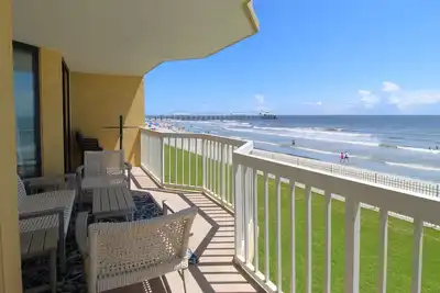 Image de Ocean Front Oasis with pool access~ Salty Sanctuary