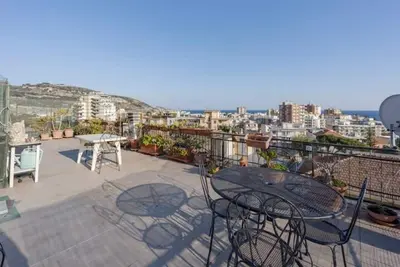 Image de Comfortable central - large terrace-solarium - beach 4 minutes walk - bright