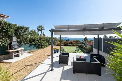 Image de Face Ă la mer superbe villa terrasse barbecue, la californie varoise