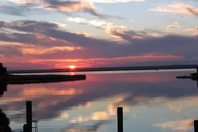 Image de Beautiful Bayfront House w/Boat Dock. Enjoy the Sunsets across Carnival Bay!