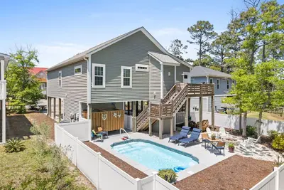 Image de Swimming Pool, Elevator, Fire Pit, Ev Charger, Pickleball, Walk to Beach!