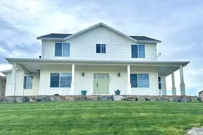 Image de Large backyard with hot tub, 1 mile from Bear Lake Marina, sleeps 19