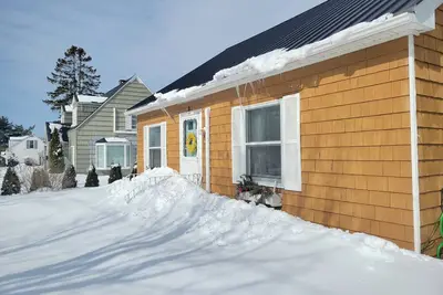 Image de Center of town, sweet comfy home ready with private yard and hot tub