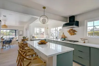 Image de T Street Beach House - Modern Updated with Ocean Views - 30+days ☀️ 🌊
