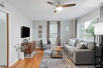 Image de 8 mins to Cfd 4Bdrm - 2Bath - 5Beds Full Duplex - 2 Kitchen's - 2 Living Room's