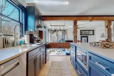 Image de New - Cozy Modern: Stunning views, 3 mins ski, Bbq, Fire Pit, Game Room, walk to town