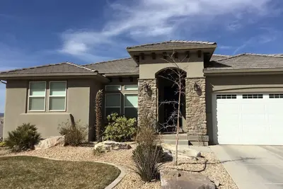 Image de Sunny walk out basement with private entrance