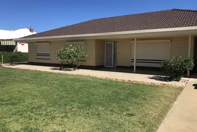 Image de 500 metres from Moonta Bay Beach & Jetty. Free wi-fi. Well equipped holiday home