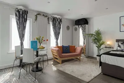 City Centre Apartments (Stoop)-Short Stays Uk Ltd