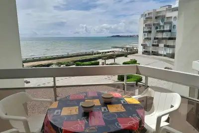 Image de Saint Gilles - T3 Face Mer avec Balcon, Parking Privé, Accès Direct Plage