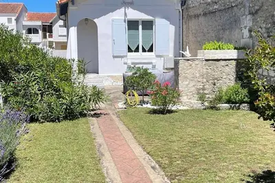 Image de Villa 1926 à Royan\/Pontaillac, proche plage et commerces, 3 ch, parking privé, cuisine équipée.