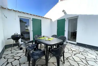 Image de Maison familiale proche mer avec piscine, tennis, patio et parking - 6 couchages