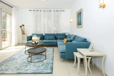 Image de Charming 3 Br in Baka w\/ garden