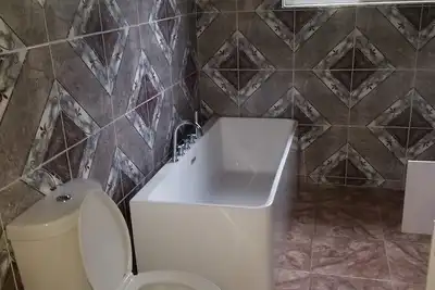 Image de Sunshine House with jacuzzi and w/hot tub