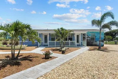 Image de 211 Turtle | King Bed | Beach Gear | 1 Block to Beach & Downtown | Dog Friendly