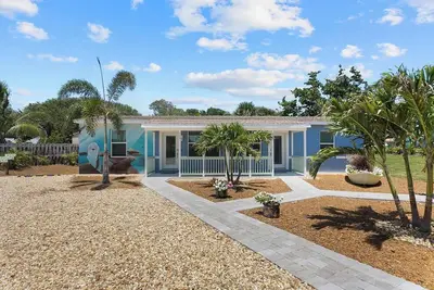 Image de 215 Dolphin | King Bed | 1 Block to Beach!