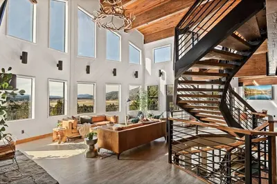 Image de Steel Pine Lodge · Steel Pine Lodge A Rustic Mountain Retreat Views!