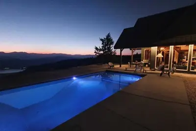 Image de Luxurious mountain estate, private heated pool, theatre room, 3 acres of privacy