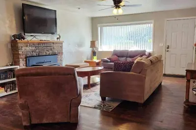 Image de Sleeps 15, pool, family activities, easy quick I5 access to all Redding fun!