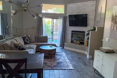 Image de Gorgeous Townhome in Scottsdale - Gated Community!