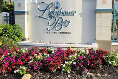 Image de Resort living-6 pools, tennis, boche and more! Lakefront unit!