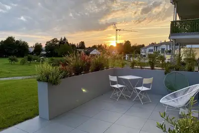 Image de Stylisches Ferienappartement mit Blick ins Grün: Terrasse und Wiese