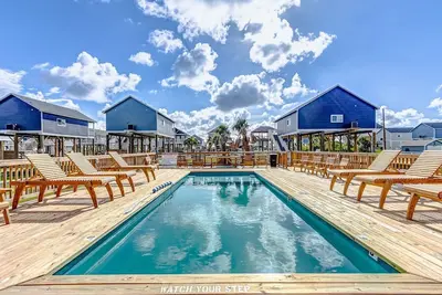 Image de Life's A Beach - a 2 bedroom plus a loft, 2 bath home that sleeps 8.
