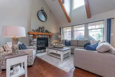 Image de Cottage oasis w\/ resort amenities & close to the lake!