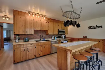 Image de Cozy Cottage on Quiet Street – Walk to Beach & Downtown