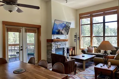 Image de Spacious, top floor, tree views, tastefully remodeled condo, in The Village