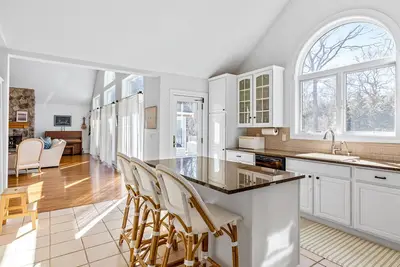 Image de Bright, private family friendly home w\/ pool. Close to town.