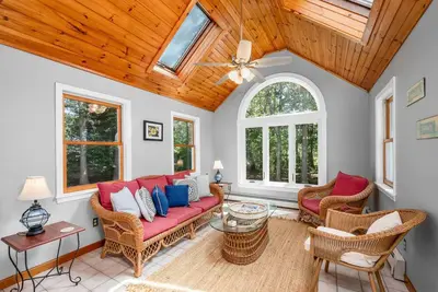 Image de Private Home Overlooking Conservation Close to Town and Beaches