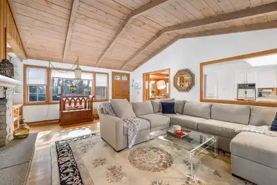 Image de Updated decor, large kitchen, deck overlooking pond, exclusive access to pond