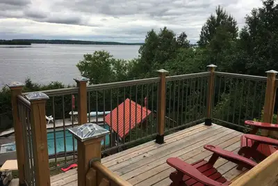 Image de Lake front 3 bedroom 2 Storey Chalet, Sauna, Summer Heated Pool