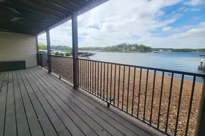 Image de 2 Bedroom Centrally located Lakefront condo with lake View and pool Osage Beach