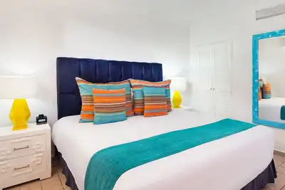 Image de Beautiful 1 Bedroom Suite steps from beach - sleeps 4