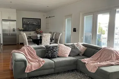 Image de Grand modern home close to beach and city with garage